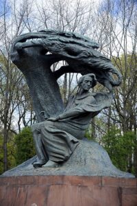 Recenzja: „Chopin. Miłość i pasja” Iwona Kienzler 4 Pomnik Fryderyka Chopina w Warszawie