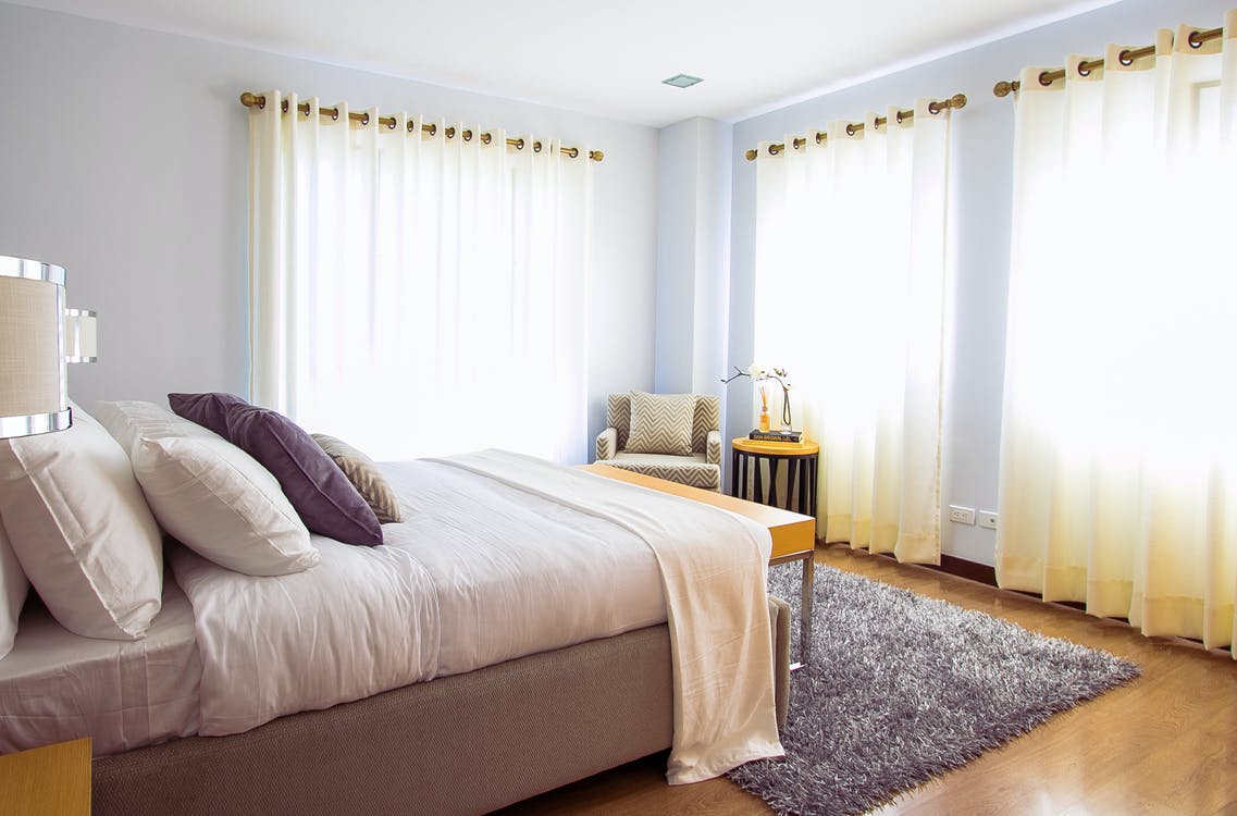 Jak schłodzić pokój bez klimatyzacji? Co jest najlepsze na upał w domu? 