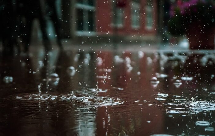„Pluszcze jednaki, miarowy, niezmienny”, czyli cytaty o deszczu