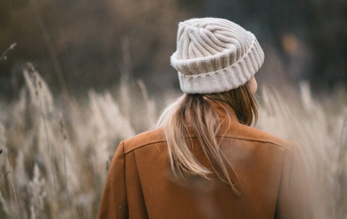 Modne czapki damskie na jesień i zimę