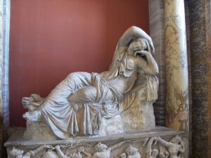 „Śpiąca Ariadna”, rzymska rzeźba z I/II wieku, znajduje się w Muzeach Watykańskich