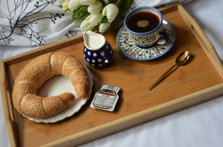 Pomysł na śniadanie do łóżka, czyli romantyczny poranek. Pościel Szpulka