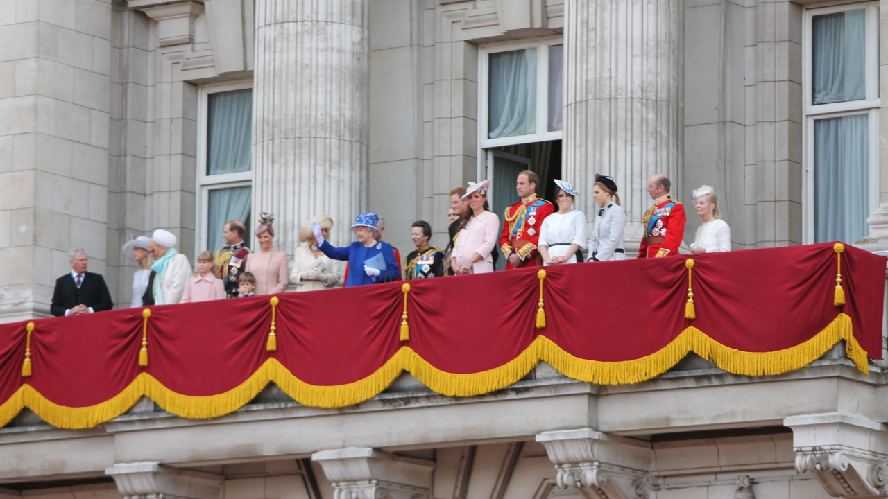 The royal family na balkonie Buckingham Palace 
