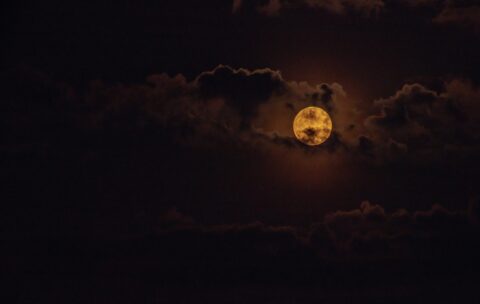 Truskawkowy Księżyc nadchodzi, a to zjawisko warto zobaczyć!