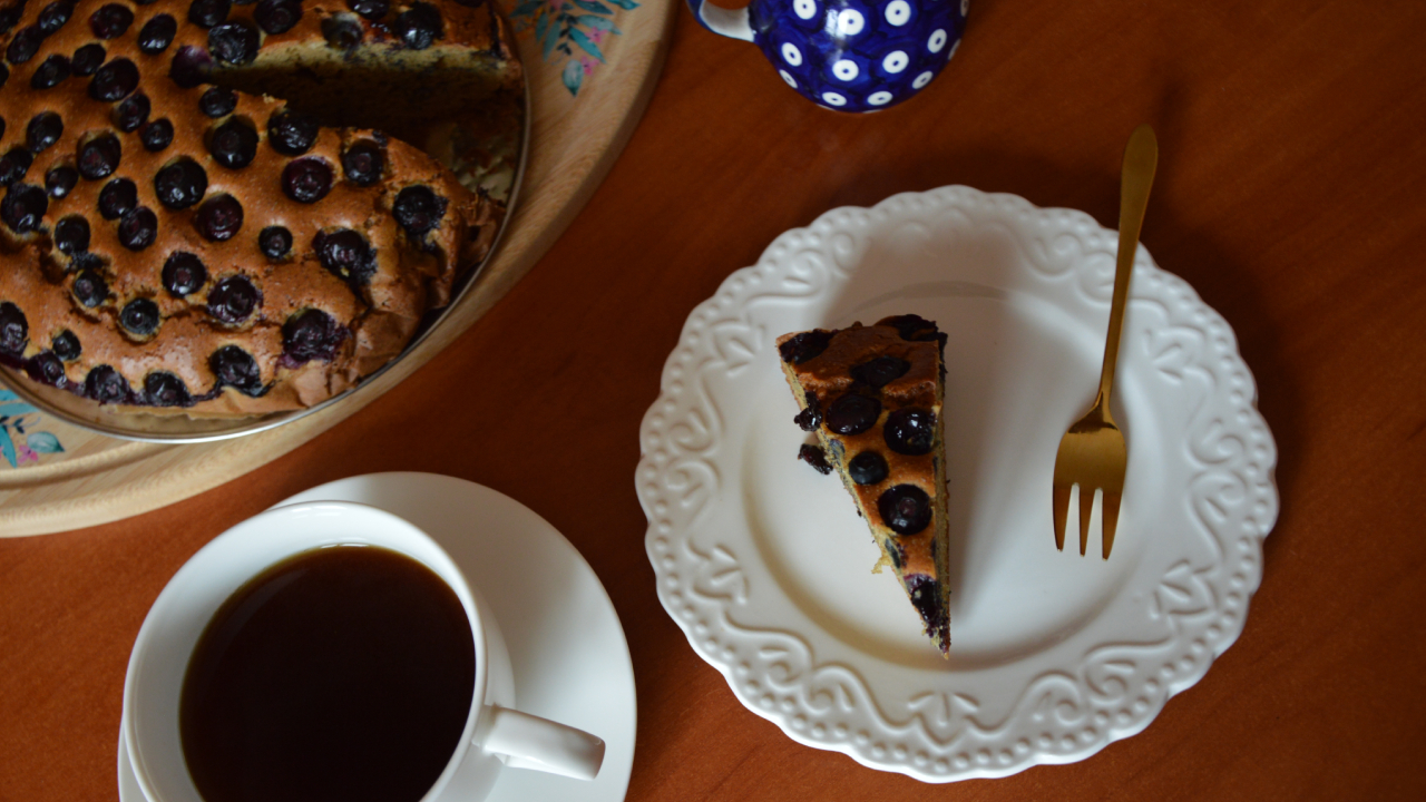 Ciasto orkiszowe z borówkami – przepis na pół słodko 