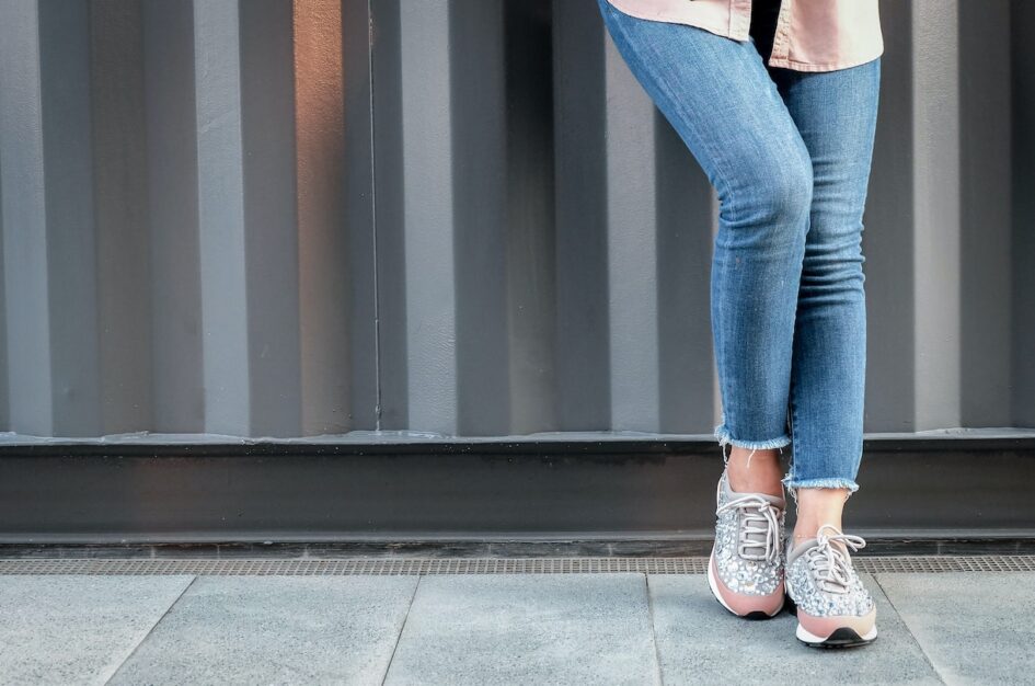 Damskie sneakersy w pastelowych kolorach – do czego je nosić?