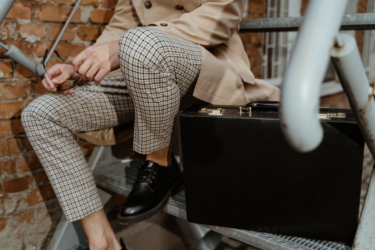 Męskie spodnie w kratę – idealna moda dla dżentelmena 