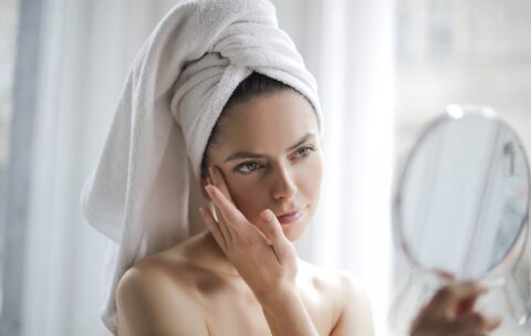 Kilka sposobów na naturalne rozświetlenie skóry bez makijażu