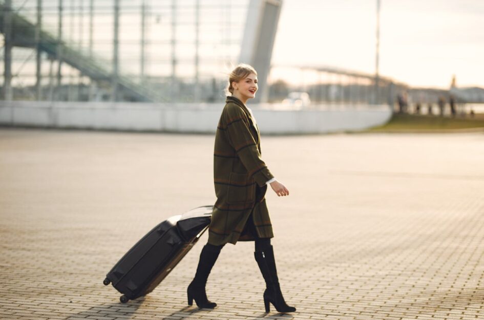 Elegancja i funkcjonalność w podróży - walizki na kółkach i torby na laptopa damskie