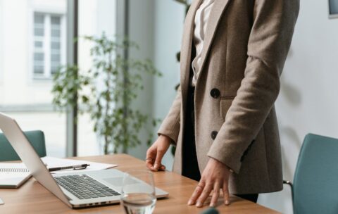 Jesteś w ostatnim dniu pracy albo żegnasz osobę, która odchodzi na emeryturę lub przenosi się do innego miejsca pracy? Zanim padną słowa „Powodzenia na nowym etapie życia!”, warto zrobić przegląd tematycznych sentencji. Tu znajdziesz ciekawe cytaty na pożegnanie z pracy!