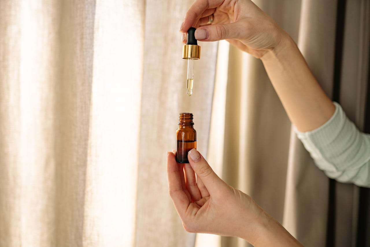 Olej jojoba to sekret pięknej skóry i włosów. Dlaczego warto mieć go w kosmetyczce? 2 Olejek jojoba właściwości