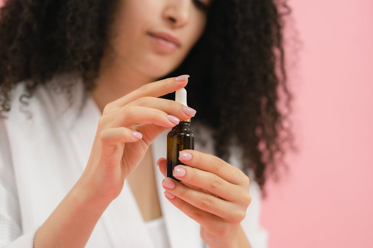 Olej jojoba to sekret pięknej skóry i włosów. Dlaczego warto mieć go w kosmetyczce? 3 Olej jojoba na twarz