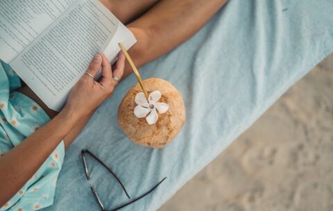 Książki na plażę – idealne lektury na wakacyjny relaks