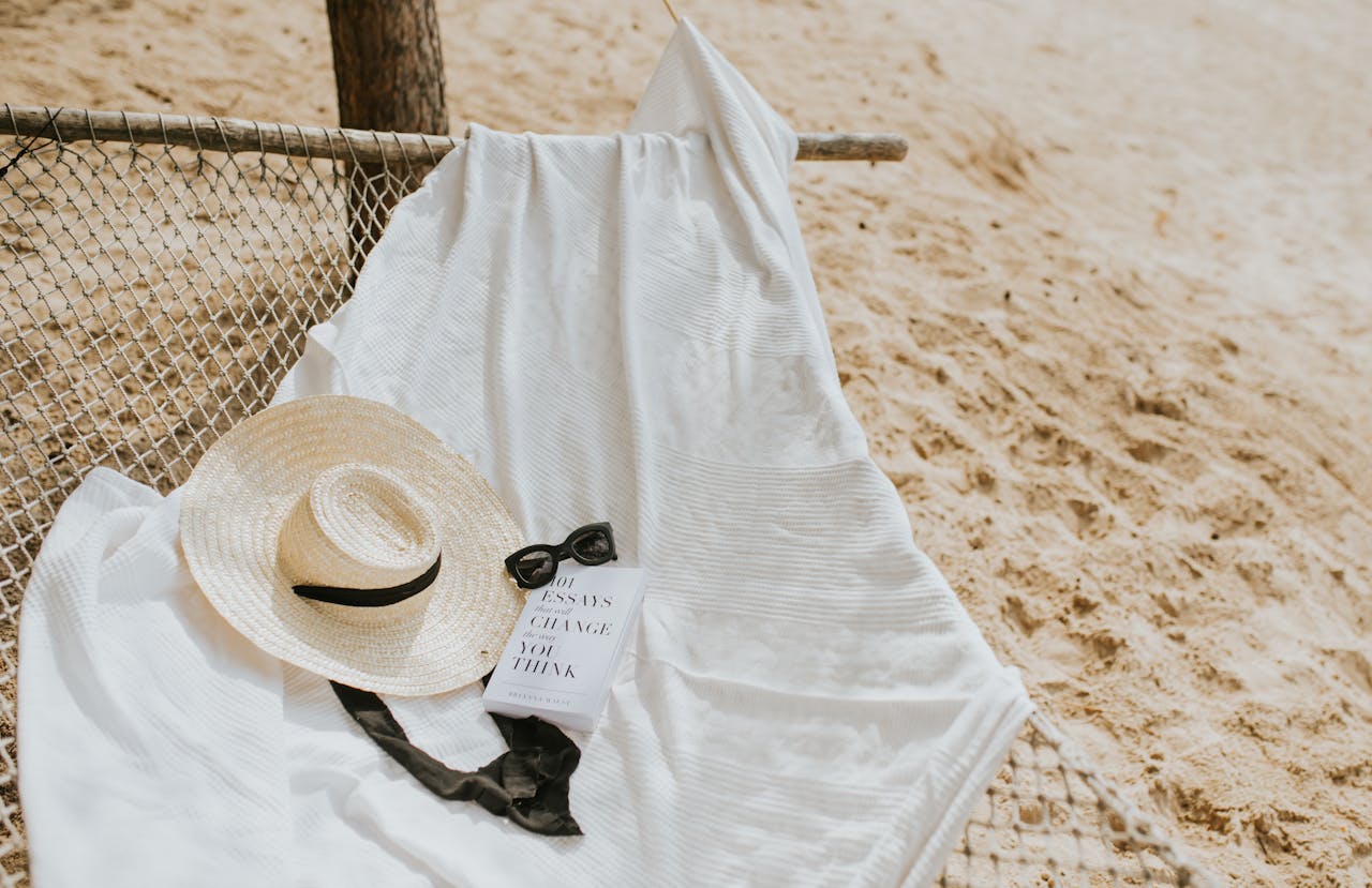 Książki na plażę – idealne lektury na wakacyjny relaks 3 Ciekawe beach reads books