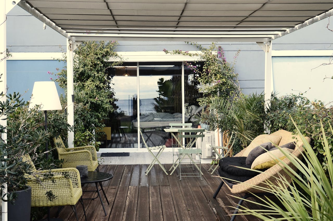 Balkon na lato. Jak stworzyć oazę relaksu w mieście? 10 Ozdoby na balkon na lato