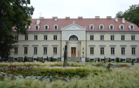 Pałac w Przelewicach, czyli dom, ogród, miłość i pawie