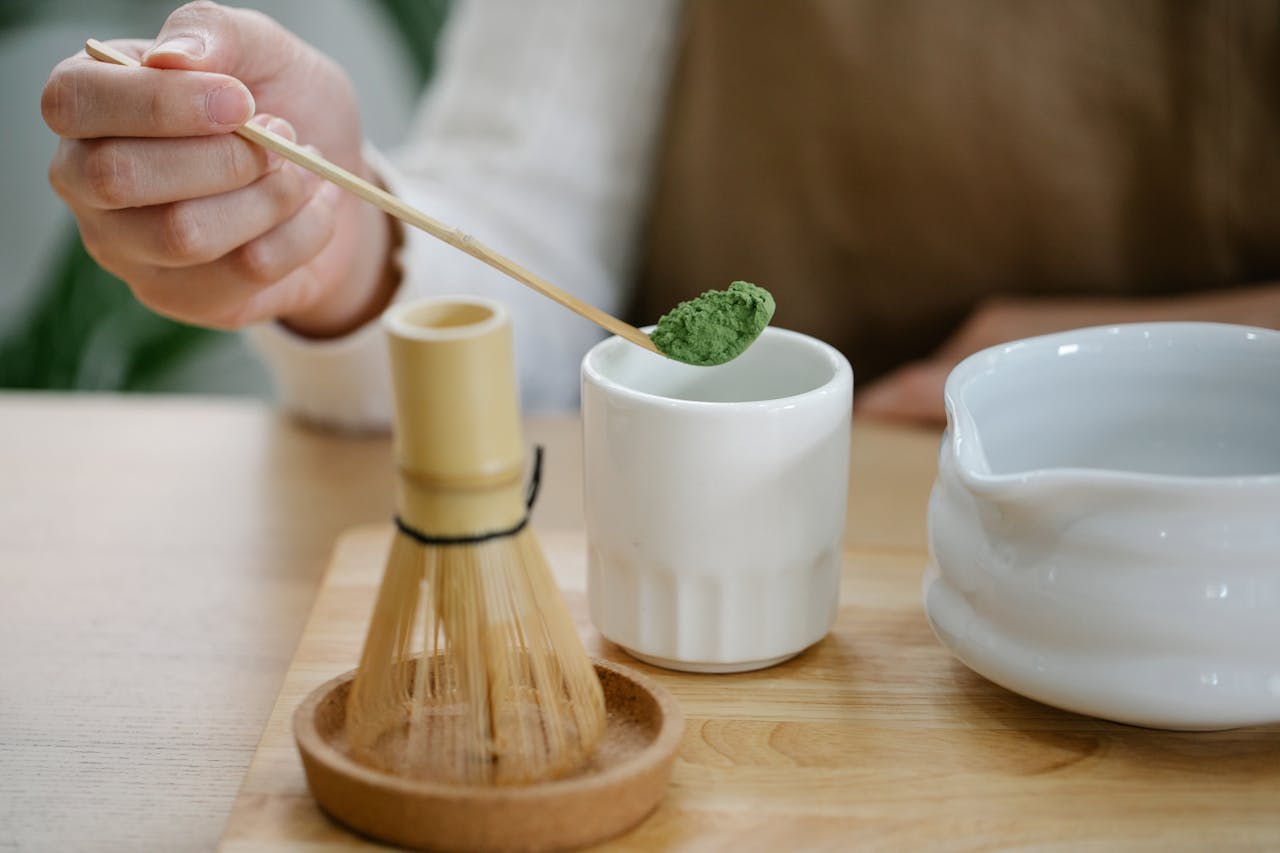 Malinowa matcha latte na zimno: przepis na kolorowy napój 2 Malinowa matcha latte na zimno