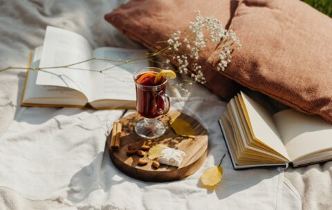 Weekendowy relaks w stylu hygge: przepis na jesienny odpoczynek