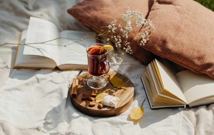 Weekendowy relaks w stylu hygge: przepis na jesienny odpoczynek