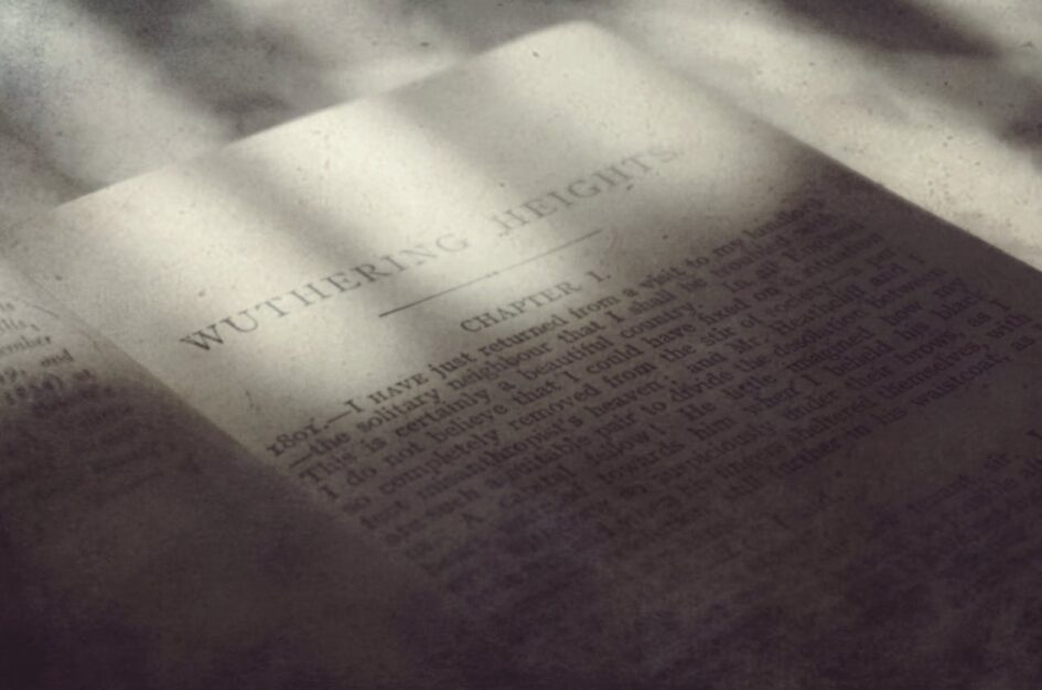 „Wichrowe Wzgórza”, mroczny romans i autorka pełna tajemnic