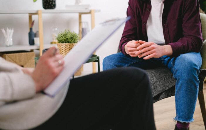 Jak rozpoznać, że warto skorzystać z konsultacji psychologicznych i co daje profesjonalna pomoc