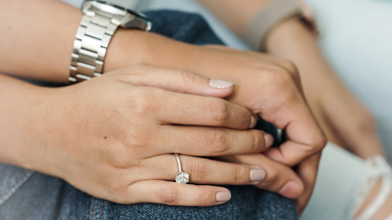 Romantyczne pomysły na Tydzień Małżeństwa – i nie tylko! 2 Tydzień Małżeństwa, splecione dłonie