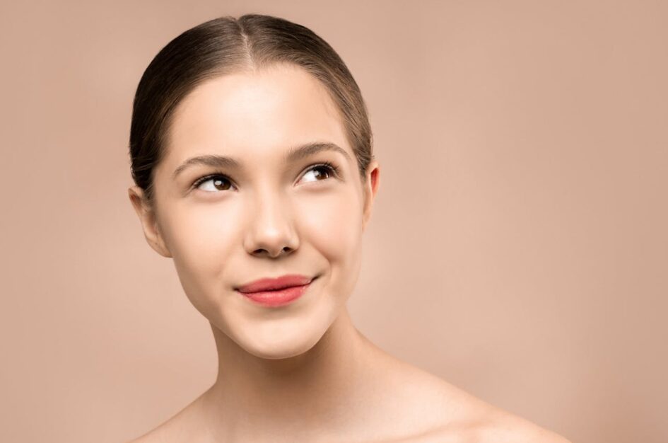 Promienna cera na wiosnę. Jak uzyskać efekt glow skin w makijażu?