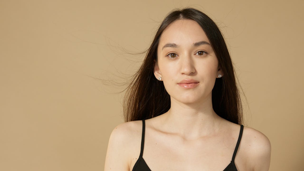 Promienna cera na wiosnę. Jak uzyskać efekt glow skin w makijażu? 4 makijaż glow skin