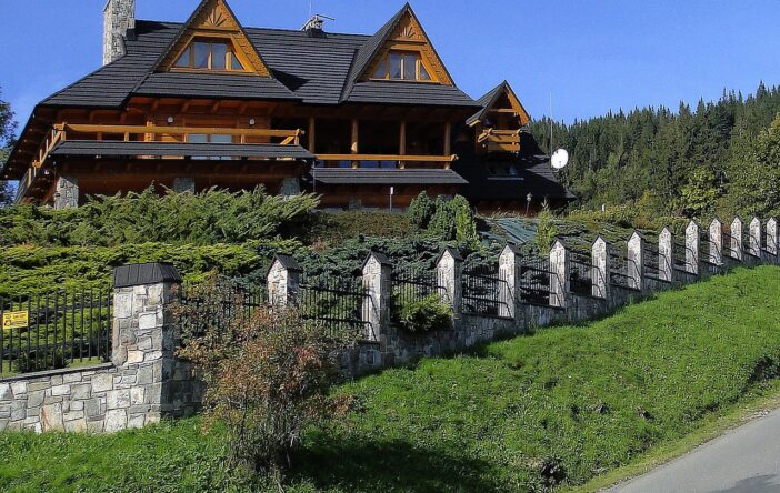 Zakopane czy Kościelisko? Porównanie i wybór idealnego noclegu w Tatrach