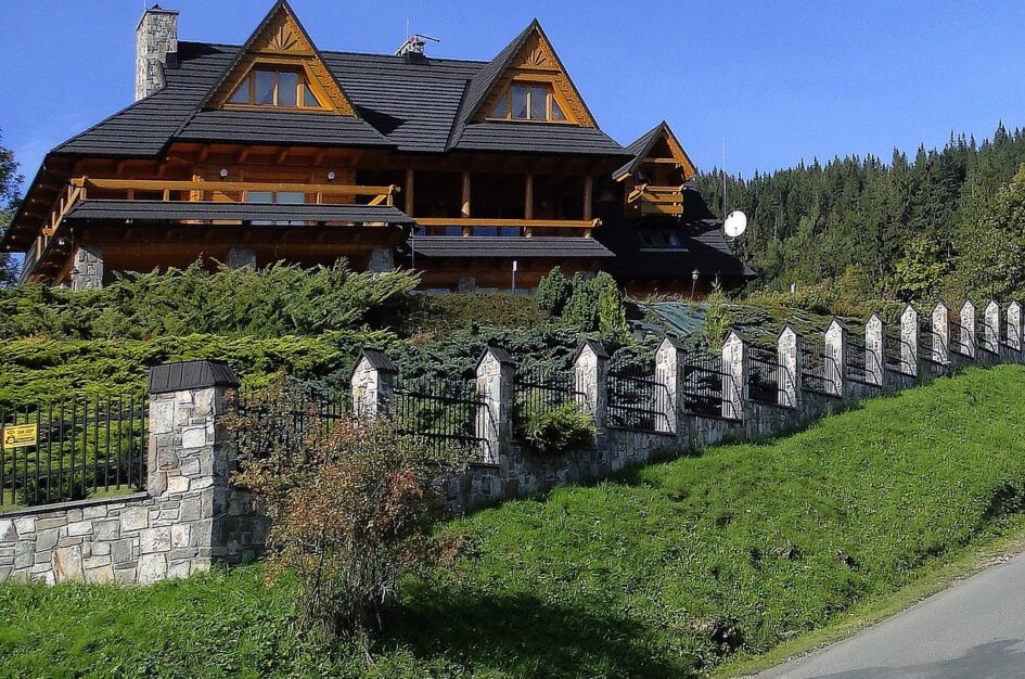Zakopane czy Kościelisko? Porównanie i wybór idealnego noclegu w Tatrach