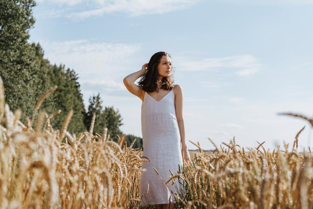 Kobiece stylizacje z lnem – naturalny trend, który wraca każdego lata 4 lniana sukienka