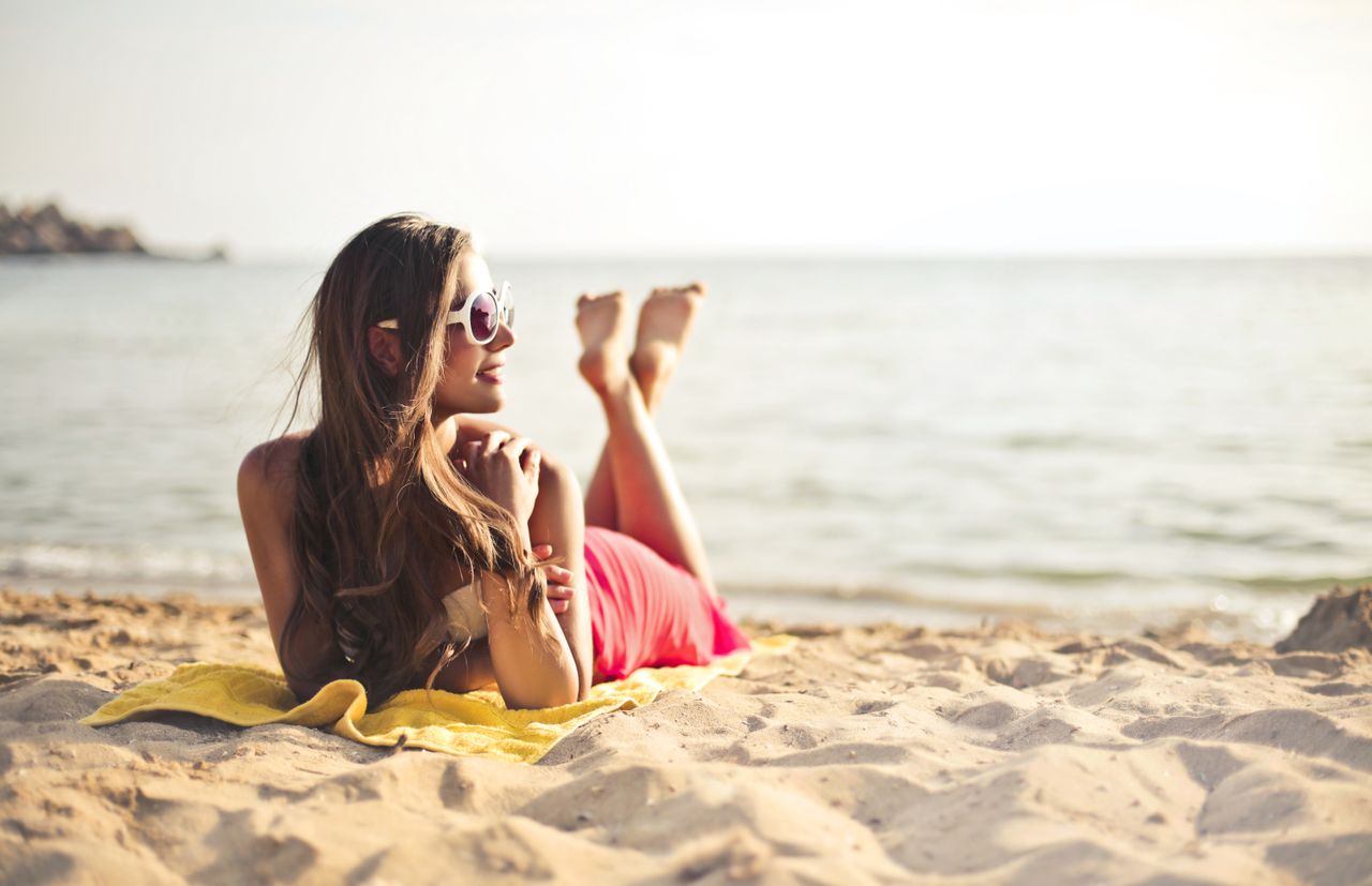 Słońce, plaża i perfect hair day. Jak dbać o włosy latem? 2 Ochrona włosów przed słońcem i słoną wodą
