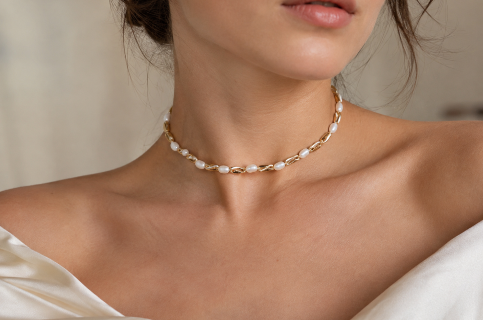 Naszyjnik choker - komu pasuje i jak go nosić współcześnie