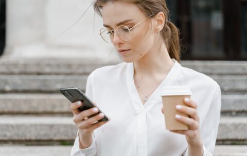 Rozczarowani sztuczną inteligencją. Dlaczego internet potrzebuje dziś ludzkiego głosu? 4 Rozczarowani sztuczną inteligencją. Dlaczego internet potrzebuje dziś ludzkiego głosu?
