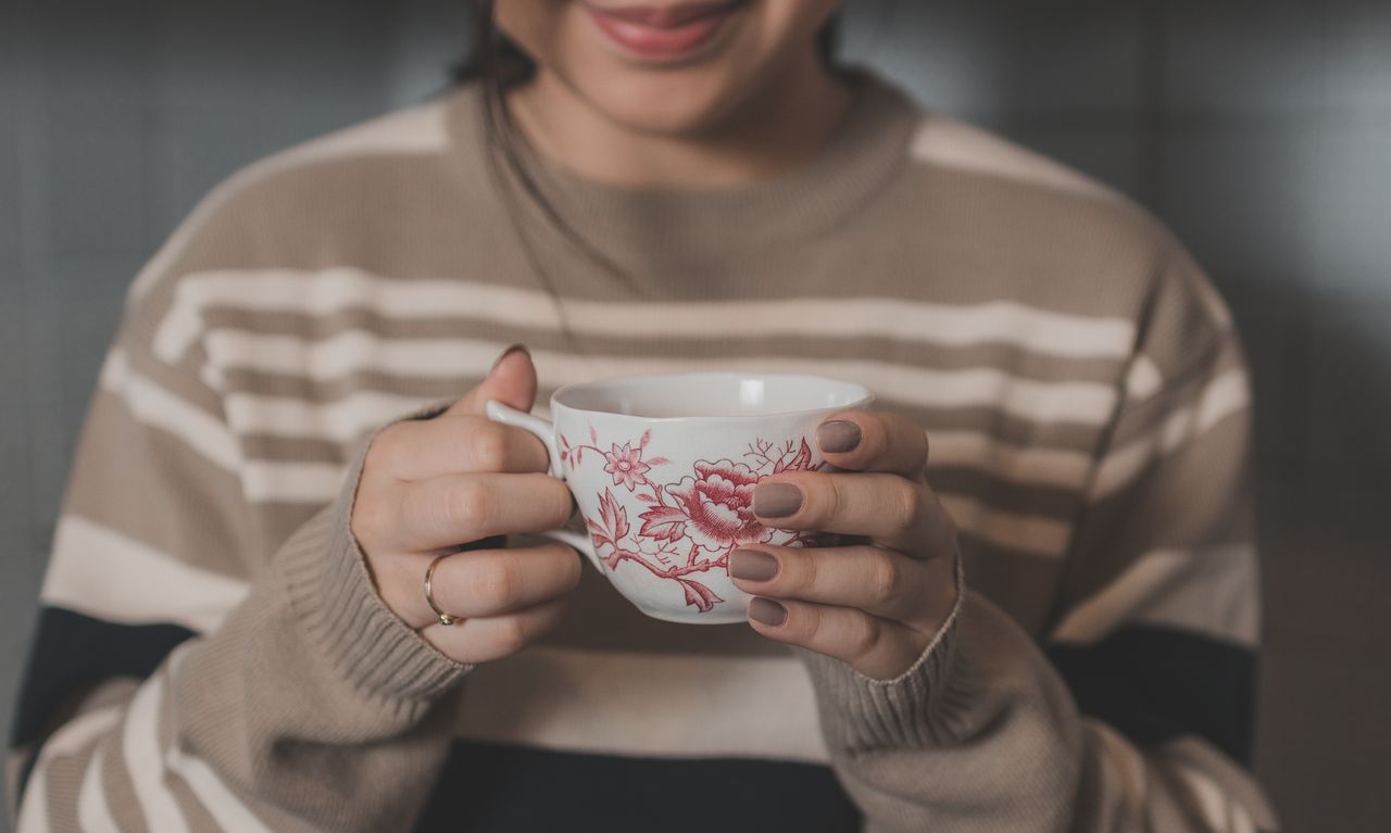 Słowa jak gorąca herbata! Cytaty o filiżankach, małych przyjemnościach, uważności i życiu 3 Filozofia w filiżance — cytaty o życiu i uważności